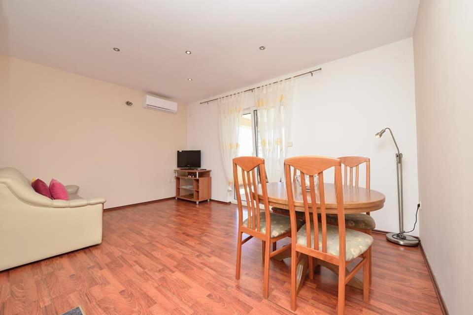 Sreca Apartment Near Beach With Bbq ビビニェ エクステリア 写真