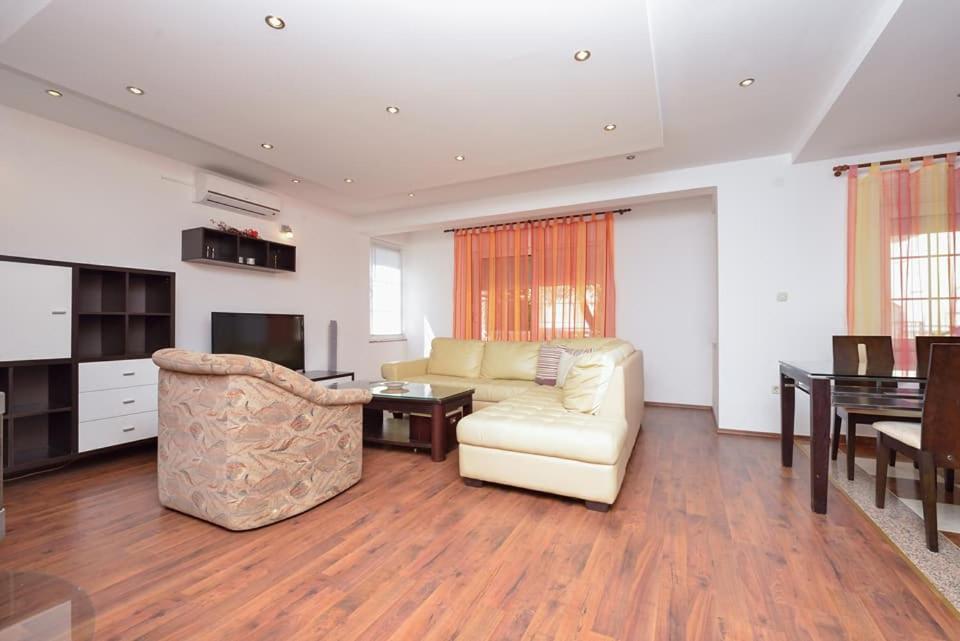 Sreca Apartment Near Beach With Bbq ビビニェ エクステリア 写真