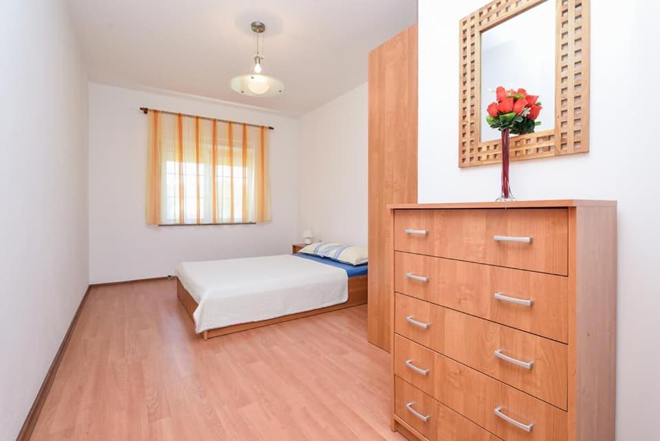 Sreca Apartment Near Beach With Bbq ビビニェ エクステリア 写真