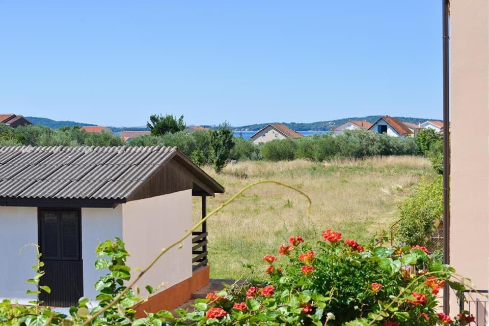 Sreca Apartment Near Beach With Bbq ビビニェ エクステリア 写真
