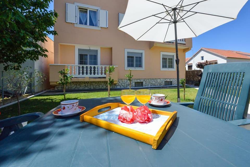 Sreca Apartment Near Beach With Bbq ビビニェ エクステリア 写真