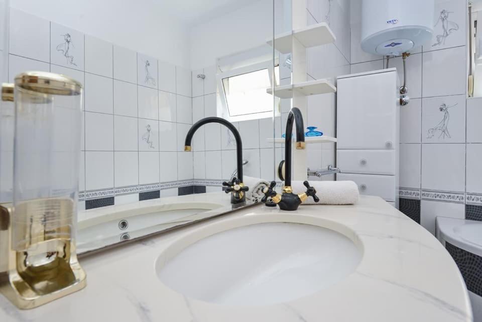 Sreca Apartment Near Beach With Bbq ビビニェ エクステリア 写真