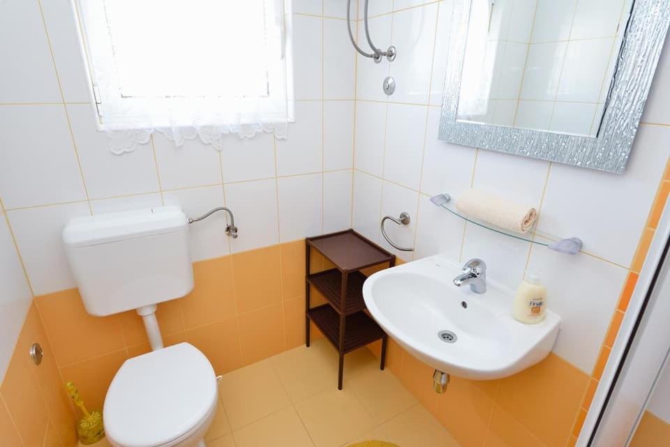 Sreca Apartment Near Beach With Bbq ビビニェ エクステリア 写真