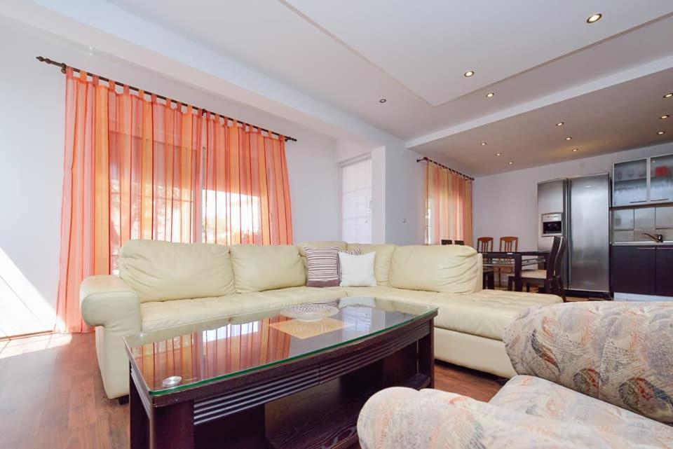 Sreca Apartment Near Beach With Bbq ビビニェ エクステリア 写真